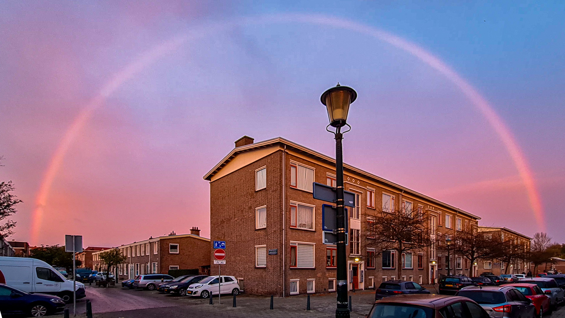 Aparte regenboog vanmorgen vroeg, dag 1763