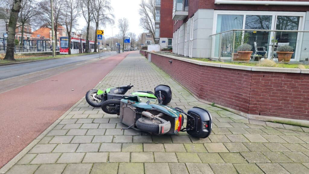 Slapende scooters op de stoep, dag 1505