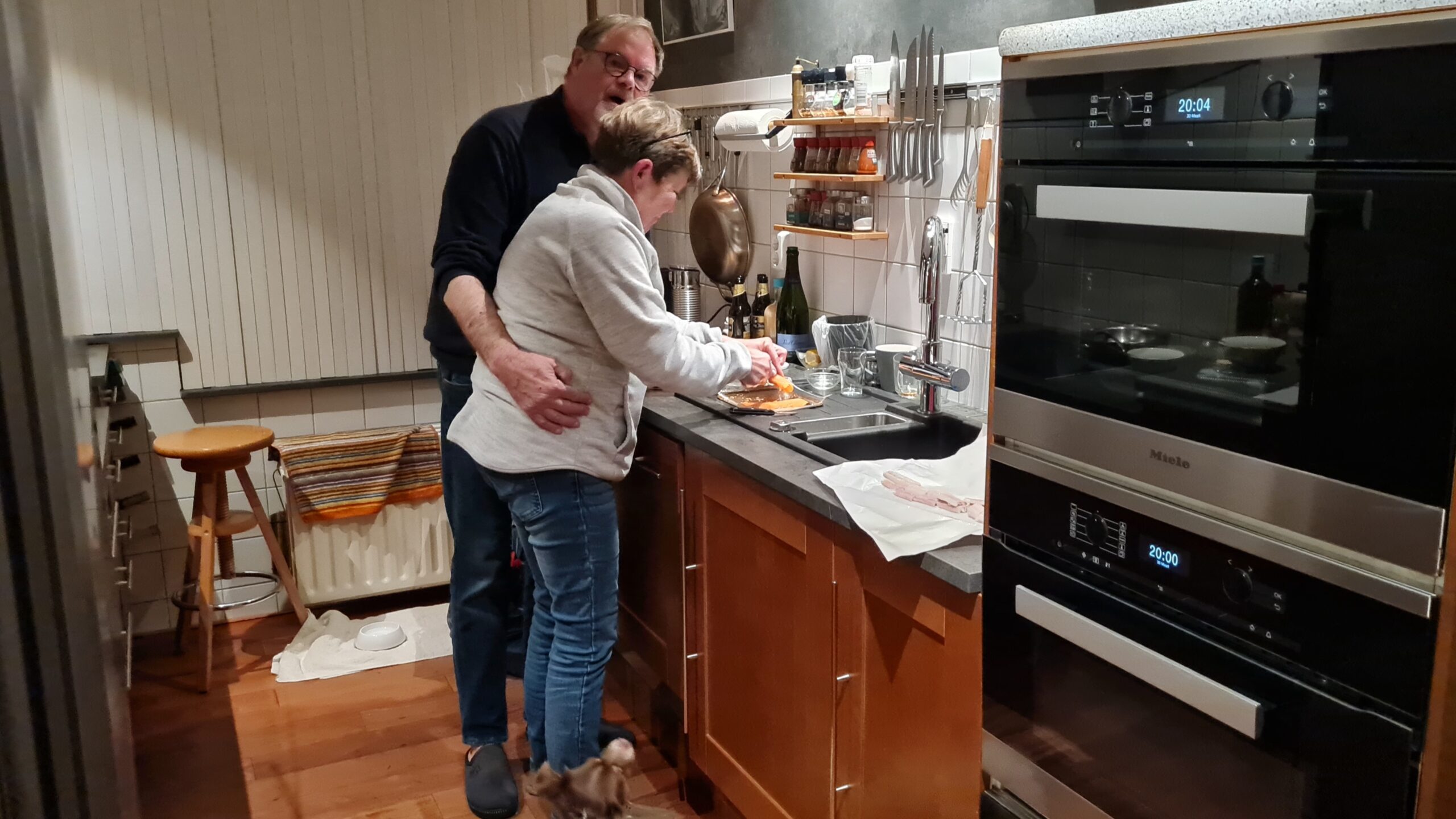 Marja en Rob lekker kokkerellen in de keuken, dag 1551