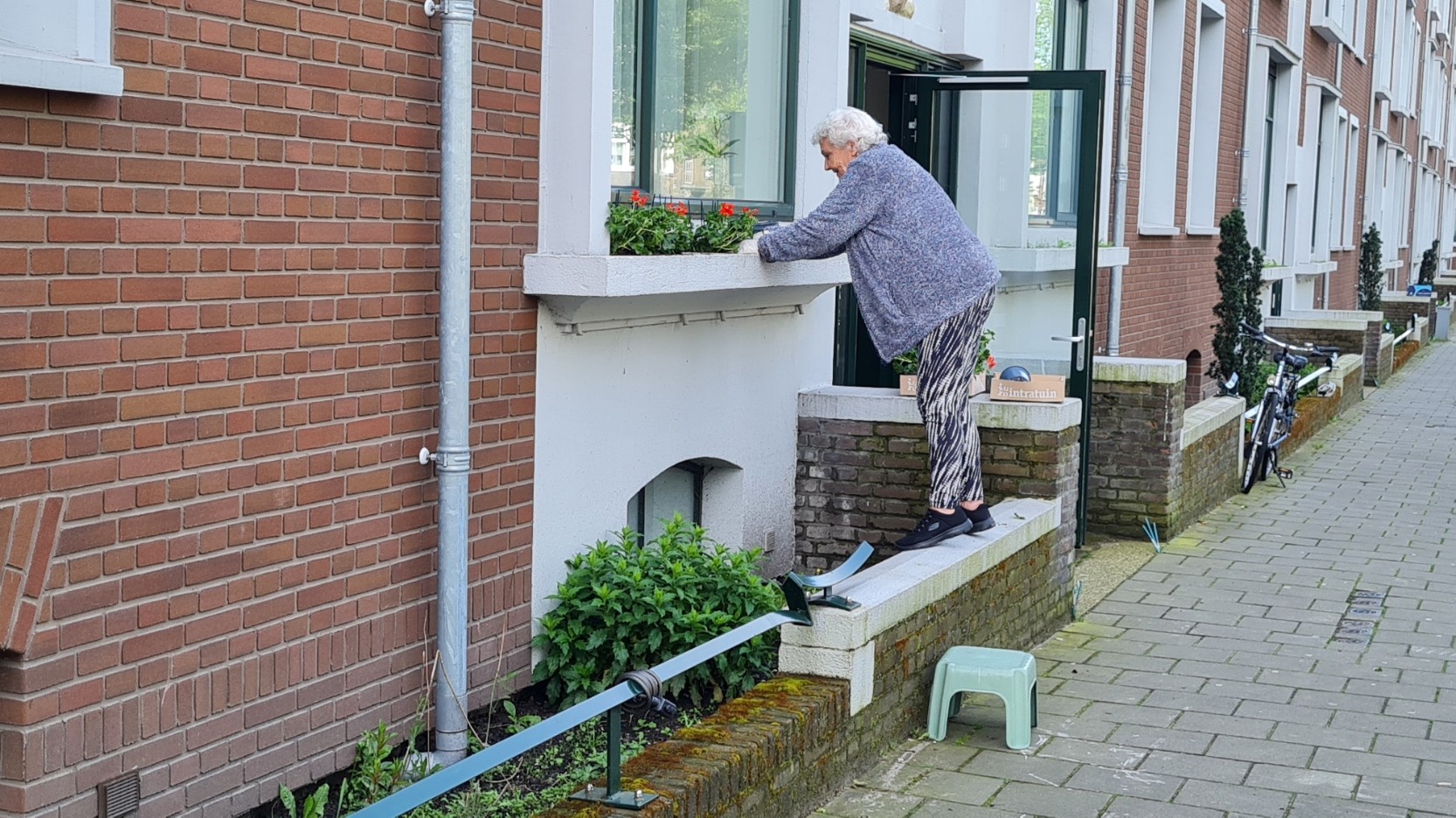 Oma lekker aan het klussen in de tuin, dag 1586