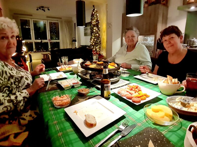 Samen met de oma’s lekker zitten bakken, dag 1821