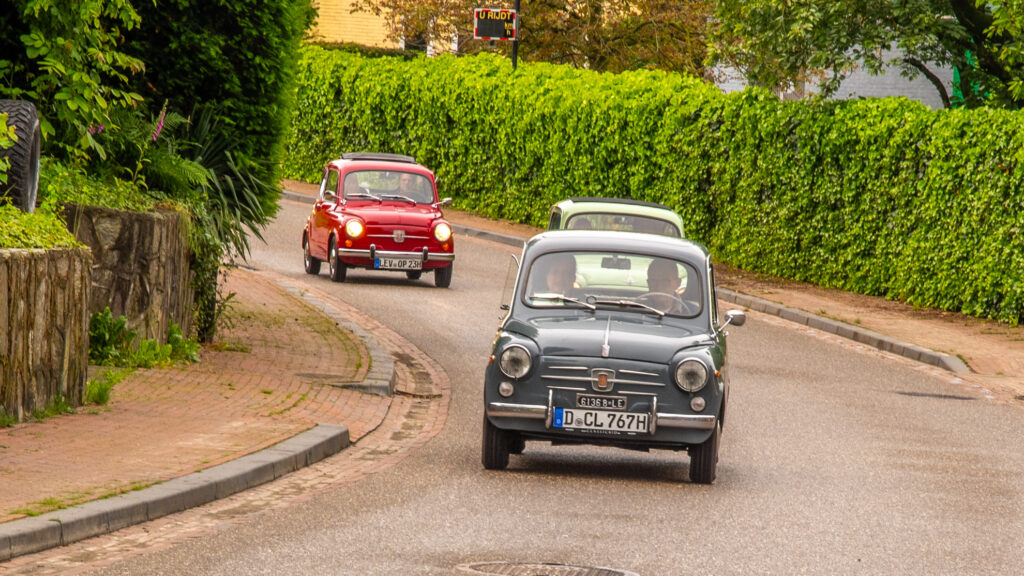 Wat een leuk gezicht die kleine Fiatjes, dag 1607